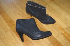 Schwarze Ankle Boots Stiefelette Halbstiefel KILLAH schwarz mit Rüschen Gr. 38