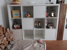 Ikea-Kallax Regal weiß, zum Aufbewahren, als Raumteiler, 4 Einsätze mit  Türchen