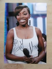 Estelle Swaray Autogramm