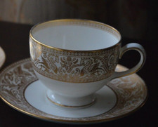 Wedgwood Gold Florentiner Teetasse mit Fuß & Untertasse Leigh Form W4219 Vintage
