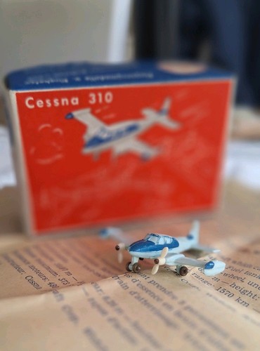 Siku plastic cessna 310 - plastic,