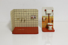 Altes kleines Bad und Toilette