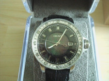 DKNY Damen Uhr  ø42mm mit viel Strass Steinchen und Lederband, neuwertig !