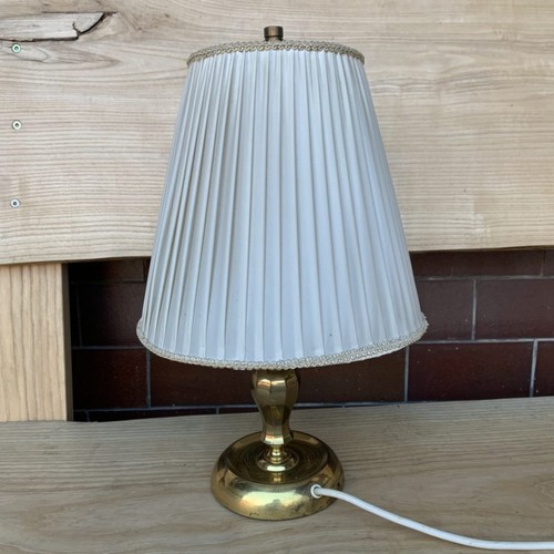 Table lamp pleated brass