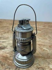 Altes Tischfeuerzeug Feuerzeug Form: Petroleumlampe silberfarben Höhe 18 cm
