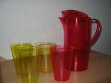 1 Karaffe mit 5 Bechern Plastik