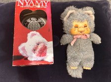 Nyamy Washino grau schläfriges Kätzchen Katze-Monchhichi Plüschtier 1980