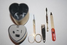 Retro Maniküre Set Box / Etui in Herzform Vintage Alt Sammler