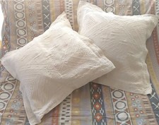 2 naturweiße Dekokissen feste