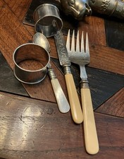 Versilbertes Besteck Set und Zwei Serviettenringe Wohl England Art Deco Vintage