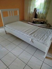 Bett 90x200 mit Lattenrost und Matratze.