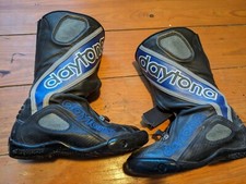 Daytona Evo Sport Motorrad Rennstiefel mit Carbonschale und in Suzukistallfarben
