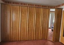 Großer Kleiderschrank mit Bettaufbau in Eiche