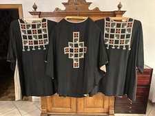 Schwarze Kapelle "Bauhausstil" Messgewand und 2 Dalmatiken