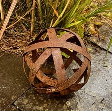 GARTEN DEKO + ROST KUGEL 20cm + METALL BÄNDER MASSIV + HERBST WINTER + TOP