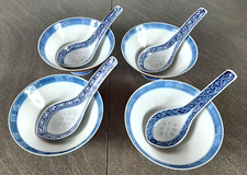 4 Chinesische Suppenlöffel und Schalen blau rot Reiskorn Motiv Porzellan