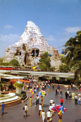 Disneyland monorail - ak,