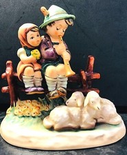 Hummel Goebel Figur 99 Abendlied Junge Mädchen sitzen auf Zaun Schaf Hummelfigur