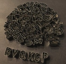 Ausstecher Buchstaben und