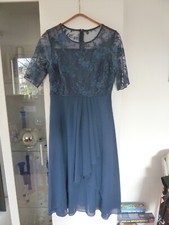 Ein schönes Kleid / Abendkleid / Cocktailkleid in Blau mit Spitze und Größe M