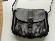 Aigner Handtasche Damen Umhängetasche Leder Schwarz