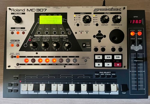 Roland 307 groovebox - mc-307,