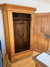 Alter antiker Bauernschrank