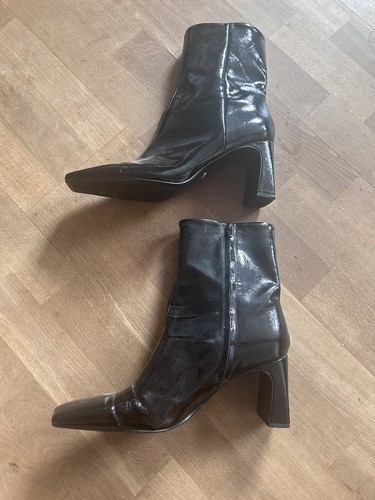 Lackstiefeletten