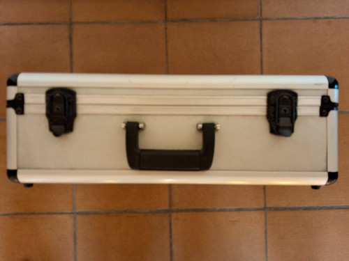 Stabiler alukoffer mit - stabiler,
