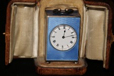 Reiseuhr im Etui um 1910