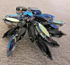 Elegante Brosche mit Strass