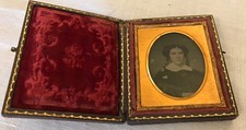 Gerahmte Daguerreotypie einer Frau, 19. Jahrh., im Lederetui, guter Zustand
