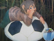 Schwimmendes Kind auf Fußball