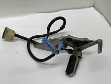 Suzuki GSF600 Bandit GN77B Bj.97 Fußrastenträger rechts, Halter, Bremspedal