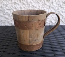 Alter Holzbecher mit Kupfer