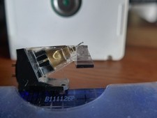 AKG P8E Tonabnehmer spielt