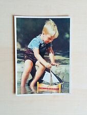 Junge mit Lederhose am Wasser Spielzeug Boot DDR Ansichtskarte Postkarte Vintage