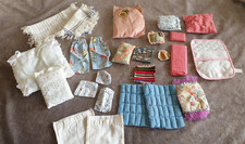 Konvolut Kissen Deckchen Gardinen `Teppich Bettzeug f.d. Puppenstube 25 Teile