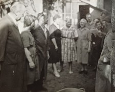 Mann liest vor und Familie