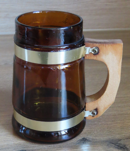 Bierkrug mit holzhenkel - bierkrug,