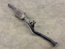 Katalysator links Abgasrohr