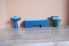 Badezimmer Badewanne Toilette Waschbecken Puppenhaus Puppenstube Vero DDR blau