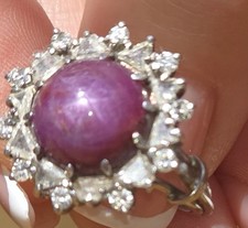 Ein 14 kt Stern Rubin Cabochon