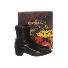 Brunella, Stiefeletten