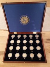 Leuchtturm-Holzkassette "E.M.U." inklusive komplettem 2-Euro-Sammelmünzsatz