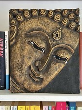 „Smiling Buddha" – Handgeschnitztes Wandrelief (Thailand 1989) - 30x25x2cm 