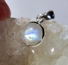 Anhänger mit Regenbogen