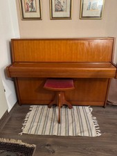 Yamaha Klavier Nussbaum gut gepflegt incl. Hocker