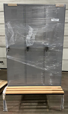 C+P Garderobenschrank mit Sitzbank Evolo Umkleidespind 3 türig H2090xB1200xT815