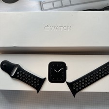 Apple Watch Series 5 44mm Space Grau Aluminiumgehäuse mit SchwarzSportarmbandM/L